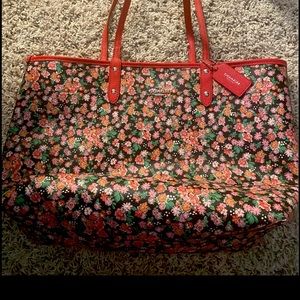Large reversible coach tote